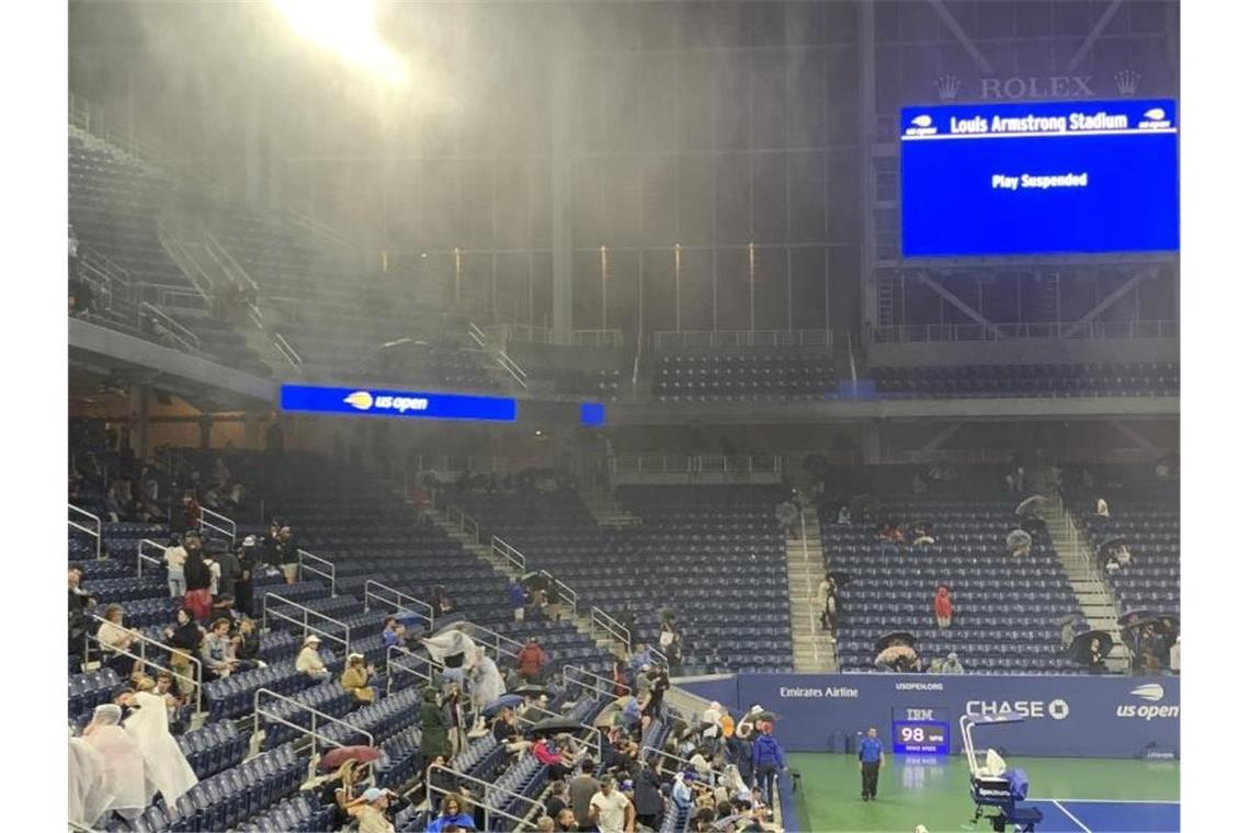Unwetter in New York: Kerber-Spiel bei US Open verschoben In das Louis-Armstrong-Stadion in New York regnet es trotz Überdachung hinein. Foto: Benno Schwinghammer/dpa