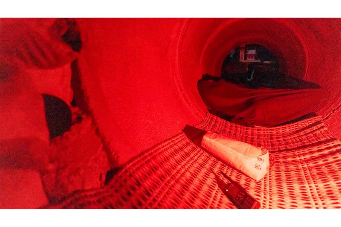 In Decken eingewickelte Thailänder, die vor Zusammenstößen zwischen thailändischen und kambodschanischen Soldaten geflohen sind, suchen Schutz in der thailändischen Provinz Buriram.