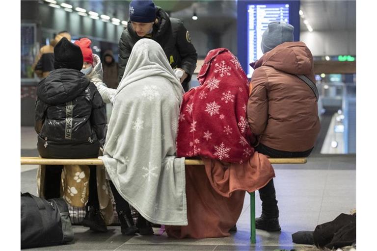 In Decken gehüllt sitzen diese Kinder aus dem ukrainischen Kriegsgebiet im Berliner Hauptbahnhof. Foto: Paul Zinken/dpa