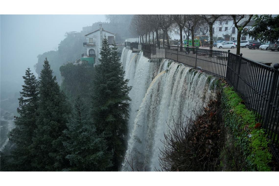 In dem andalusischen Bergort Grazalema wurden Erschütterungen wie durch ein leichtes Erdbeben registriert. Grund waren Wassermengen im Untergrund. Der Ort wurde evakuiert.