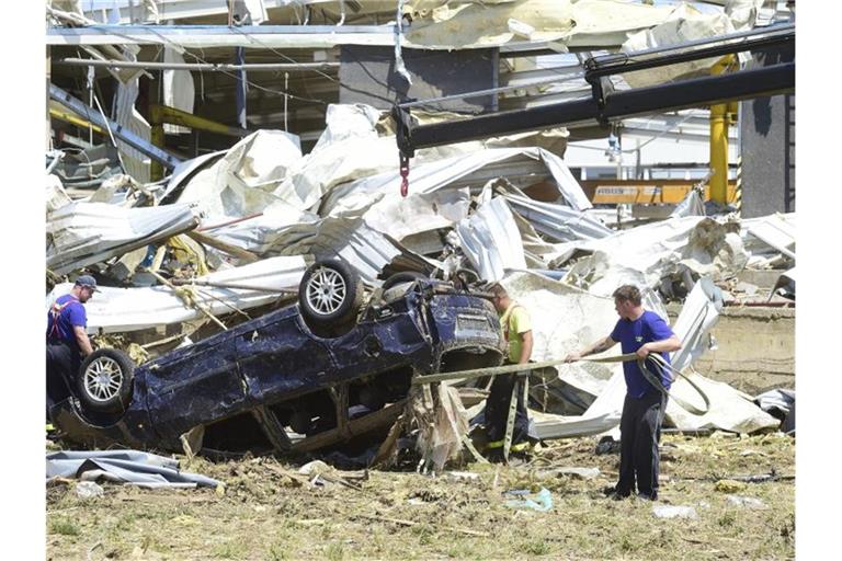 In dem Dorf Luzice gab es durch den Tornado besonders starke Verwüstungen. Foto: Perina Ludek/CTK/AP/dpa