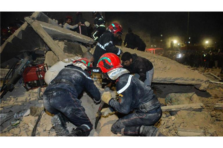 In dem eingestürzten Haus wohnten nach staatlichen Angaben acht Familien.