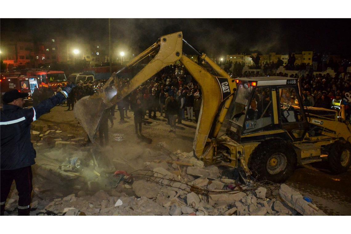In dem eingestürzten Haus wohnten nach staatlichen Angaben acht Familien.