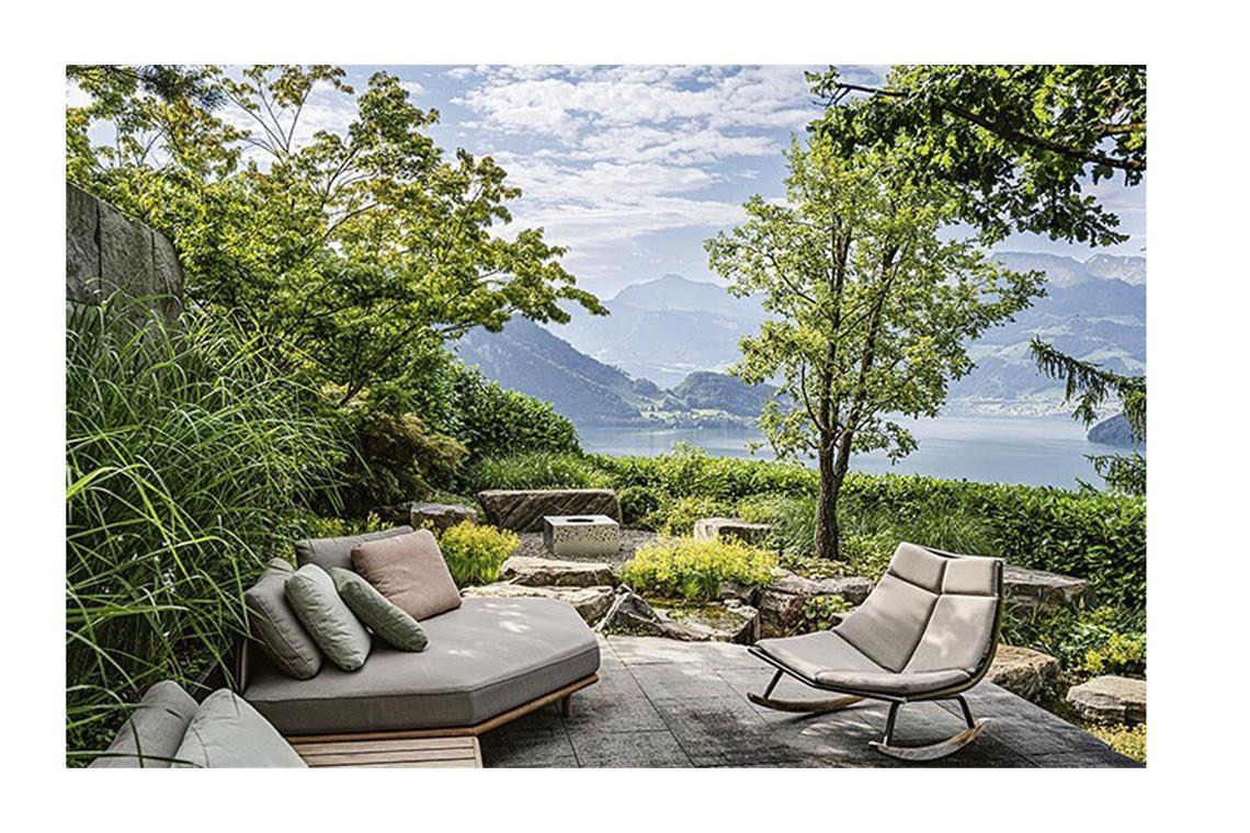 In dem Garten sollte nicht zu erkennen sein, was die Natur und was der Mensch geschaffen hat. Das ist Berg fraglos gelungen. Die Terrasse liegt auf einem zumindest seitlich unbehauenen Felsen, Bäume fungieren als natürliche Schattenspender . . .