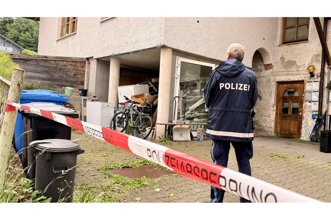 Verdächtiger weist Polizei auf drei Leichen hin In dem Haus im niederbayerischen Zwiesel sind drei Leichen gefunden worden.