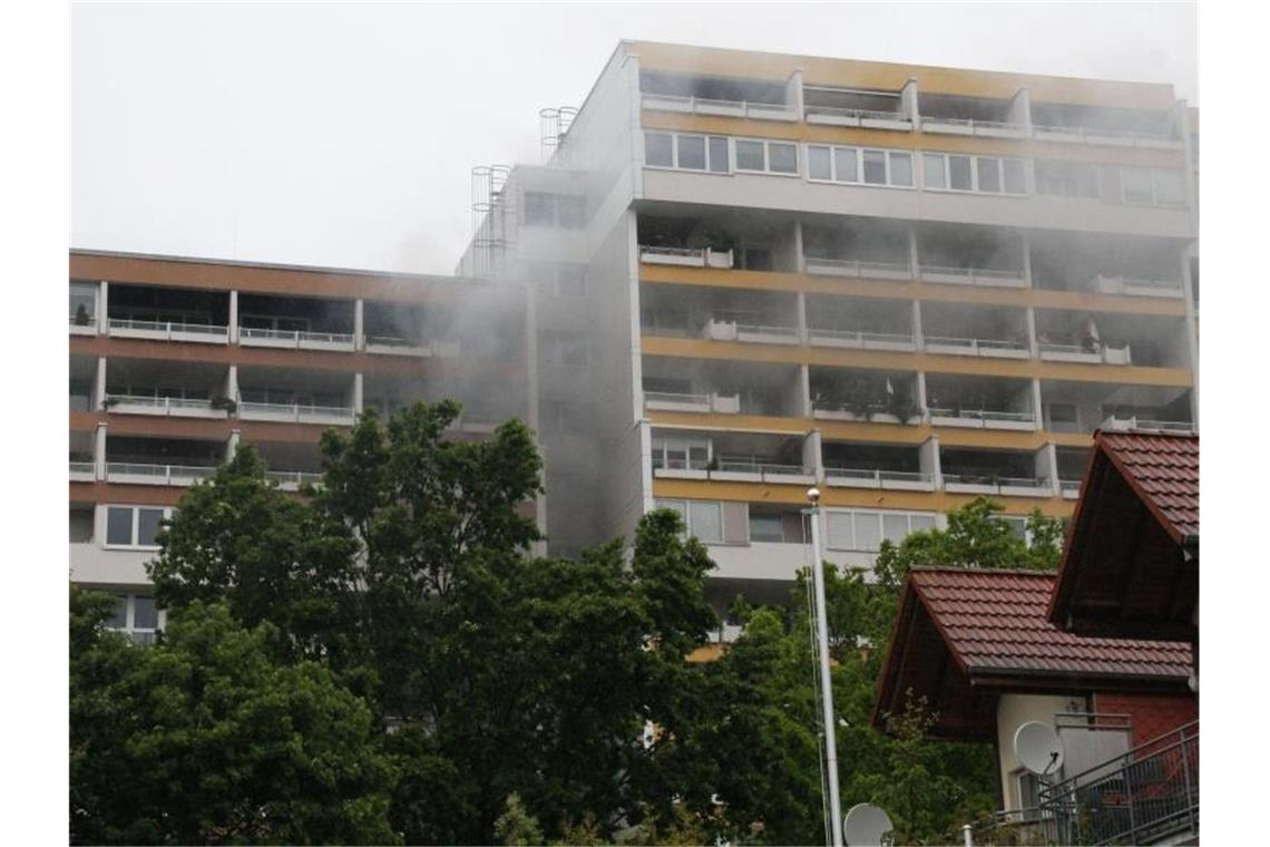 Hochhausbrand bei Offenbach endet glimpflich In dem Hochhaus in Südhessen ist aus bisher ungeklärter Ursache ein Feuer ausgebrochen. Foto: -/5vision.media/dpa
