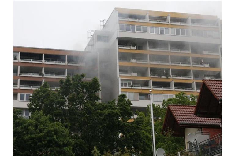 In dem Hochhaus in Südhessen ist aus bisher ungeklärter Ursache ein Feuer ausgebrochen. Foto: -/5vision.media/dpa