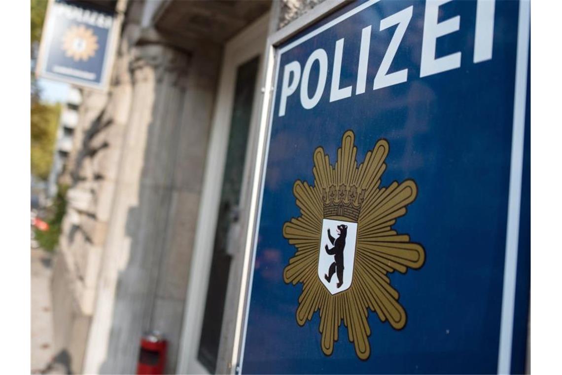 Rassismus beim Verfassungsschutz? Polizisten unter Verdacht In dem internen Chat sollen sich mehr als 25 Beamte ausgetauscht haben. Foto: picture alliance / dpa