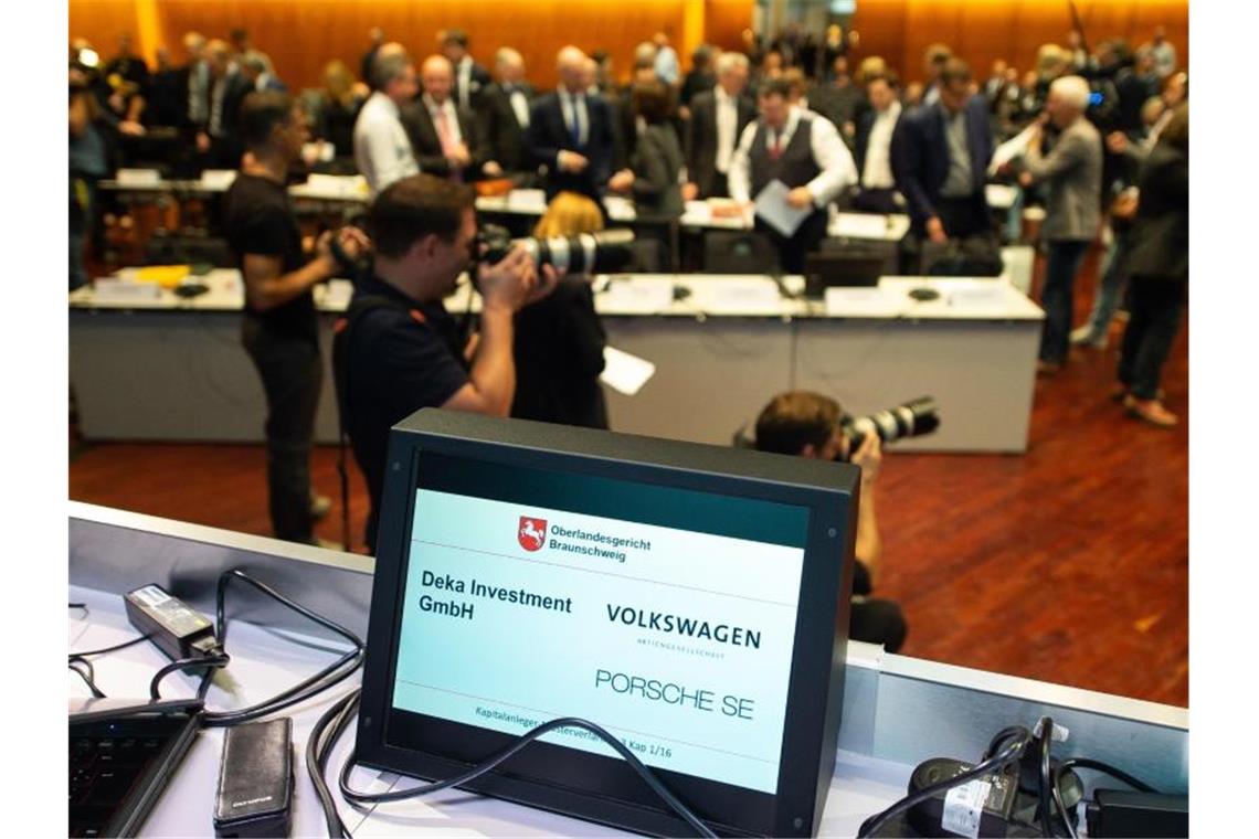 Gericht klärt Zuständigkeit in VW-Musterverfahren In dem Kapitalanleger-Musterverfahren gegen die Volkswagen AG fordern Aktionäre nach dem Abgas-Skandal Schadenersatz in Milliardenhöhe. Foto: Swen Pförtner