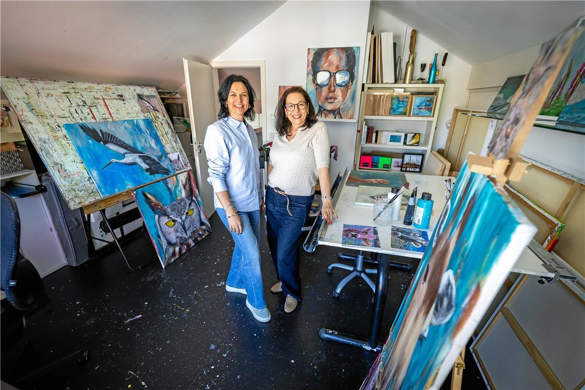 In dem kleinen Atelier arbeiten Annett Winger (links) und Ute Benkenstein immer gemeinsam. Sie kritisieren und ergänzen sich beim Malen. Fotos: Alexander Becher