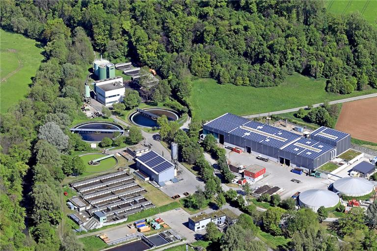 In dem kleinen Gebäude mit Solardach (Mitte) wurden bis Ende letzten Jahres die Rückstände aus der Kläranlage getrocknet. Die Heißluft, die dafür benötigt wurde, kam aus der Biovergärungsanlage des Landkreises (rechts). Foto: F. Muhl