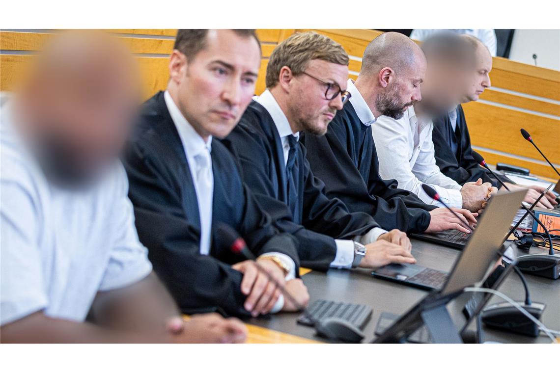 Inhaftierter Staatsanwalt: "Maulwurf läuft noch frei herum" In dem Korruptionsprozess vor dem Landgericht Hannover ist der Boxtrainer (links) des verdächtigen Staatsanwalts mitangeklagt. (Archivbild)