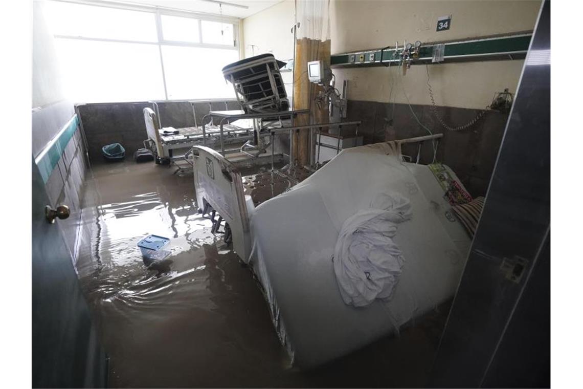 Überschwemmung in Krankenhaus in Mexiko: 17 Patienten tot In dem Krankenhaus wurden Zimmer überschwemmt und Betten sowie medizinische Geräte beschädigt. Foto: Marco Ugarte/AP/dpa