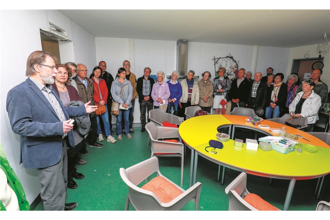 In dem Neubau sind auch die Räume des ambulanten Hospizdienstes untergebracht: Heinz Franke (links) zeigt den Besuchern den Kreativraum, in dem der Kinder- und Jugendhospizdienst Pusteblume Angebote für schwer kranke Kinder und ihre Geschwister organisiert.