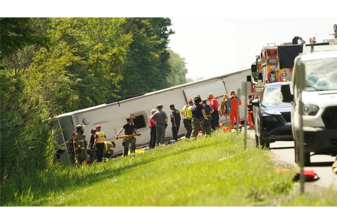 Fünf Tote nach Busunfall nahe der Niagarafälle In dem Reisebus seien mehr als 50 Passagiere gewesen, darunter Frauen und Kinder, hieß es von der Polizei.