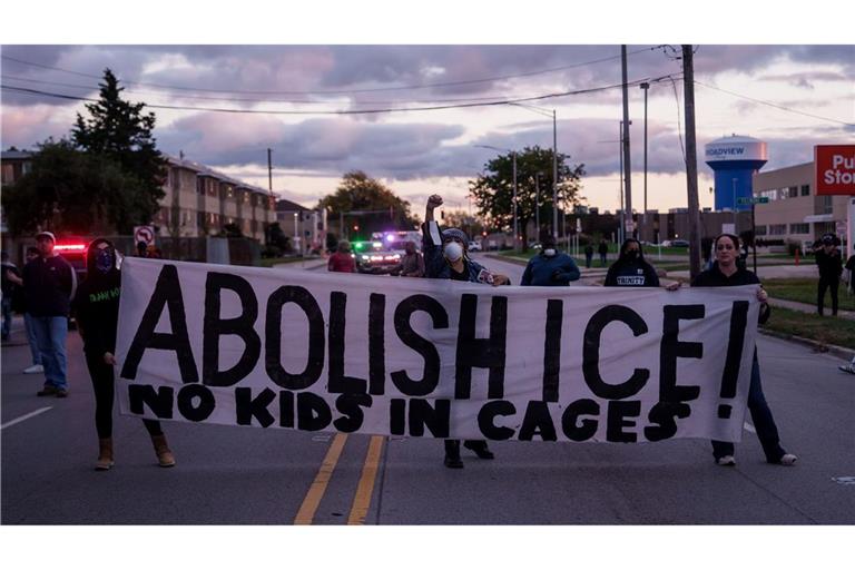 In dem Vorort von Chicago wird seit Wochen gegen das Vorgehen der Einwanderungsbehörde ICE protestiert. (Archivbild)
