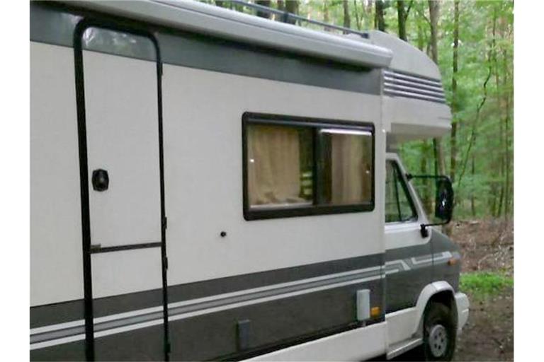 In dem Wohnmobil, dass in einem Waldstück abgestellt wurde, wurde eine Pflegerin aus Aspach festgehalten. Foto: Polizeipräsidium Aalen/Archivbild