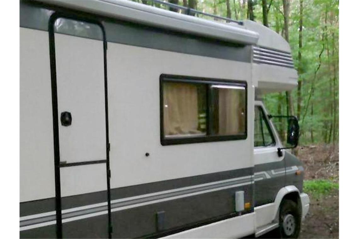 Geiselnehmer beim Shoppen ertappt: Entführte Frau ist gesund In dem Wohnmobil, dass in einem Waldstück abgestellt wurde, wurde eine Pflegerin aus Aspach festgehalten. Foto: Polizeipräsidium Aalen/Archivbild