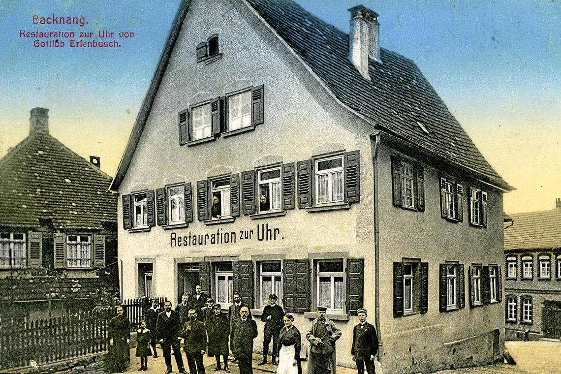 „Wohnsitz für arme Bürgers Witwen“ In den 1920er-Jahren war Gottlob Erlenbusch der Wirt der Restauration zur Uhr. Repros: P. Wolf