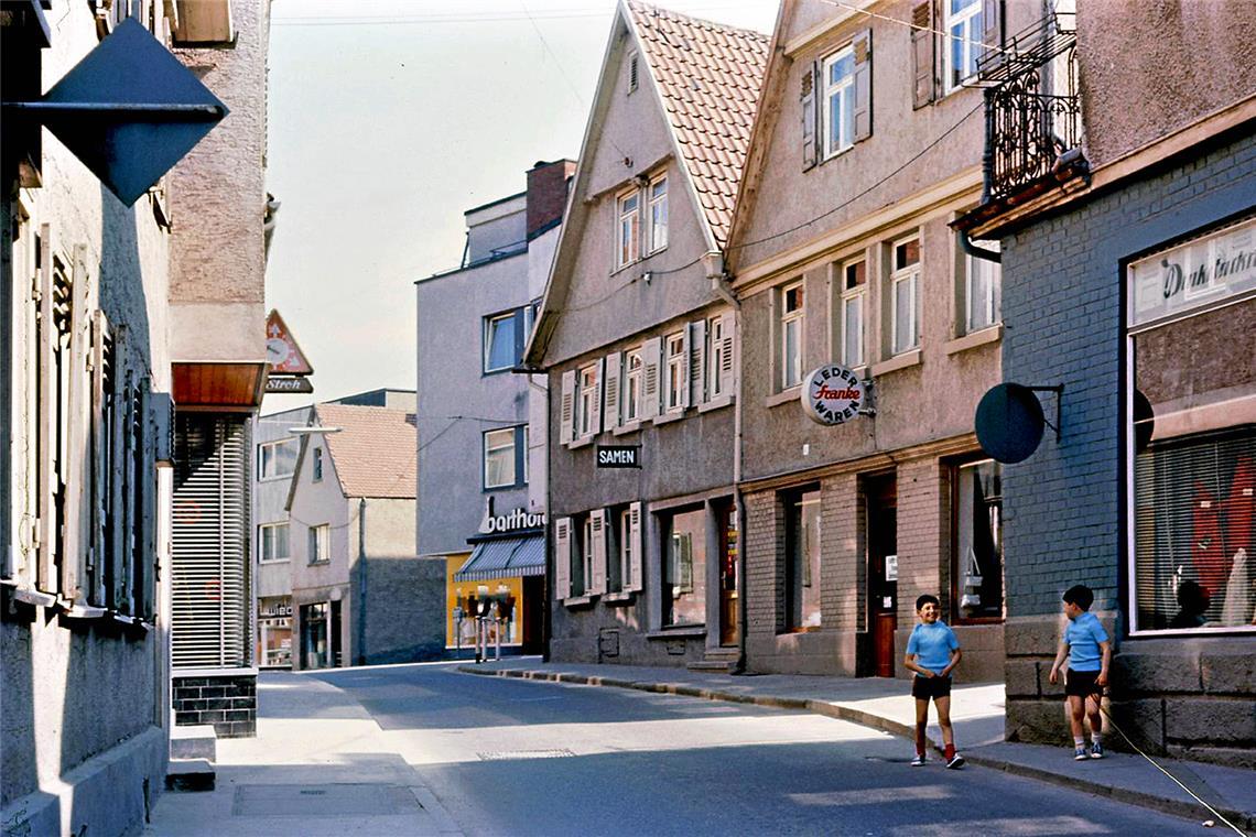 Fotografische Zeitreise ins Backnang der 1970er-Jahre In den 1970er-Jahren war die Uhlandstraße noch für den Verkehr freigegeben. Foto: Helmut Steer
