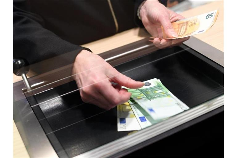In den 1990er Jahren hatte der BGH schon einmal entschieden, dass eine Extra-Gebühr fürs Abheben am Schalter nur dann zulässig ist, wenn fünf Transaktionen im Monat kostenlos möglich sind. Foto: Angelika Warmuth