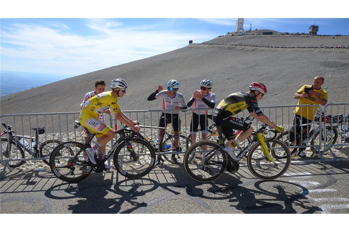 In den Alpen wird ein erneuter Schlagabtausch zwischen Tadej Pogacar (l.) und Jonas Vingegaard erwartet.
