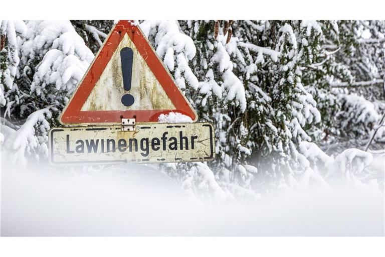 In den Alpen wurden fünf Menschen bei Lawinenabgängen getötet. (Symbolbild)