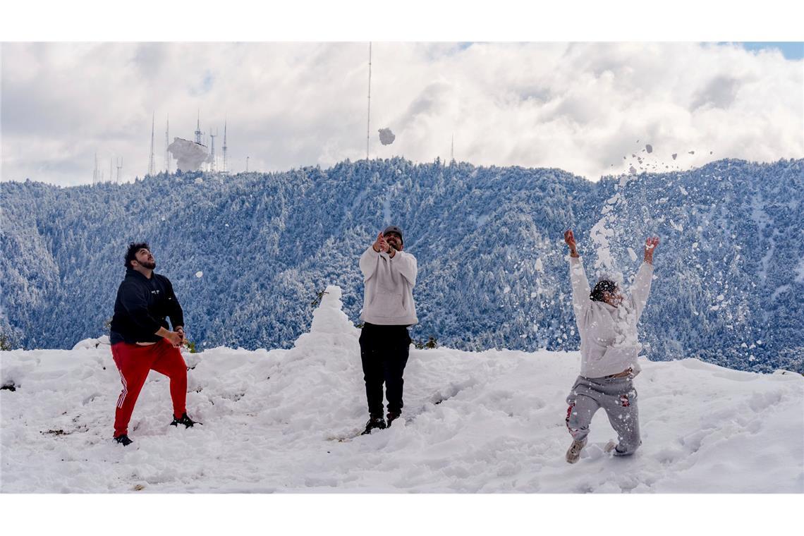 Zahl der Toten bei Bränden in Los Angeles steigt auf 29 In den Bergen oberhalb von Los Angeles fiel Schnee.