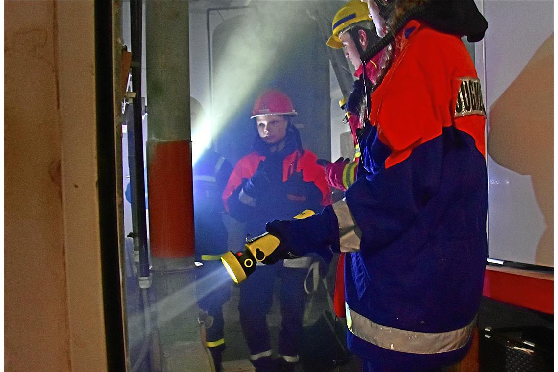 In den dunklen Fabrikräumen müssen die Jugendlichen sich zurechfinden. Feuerwehr...