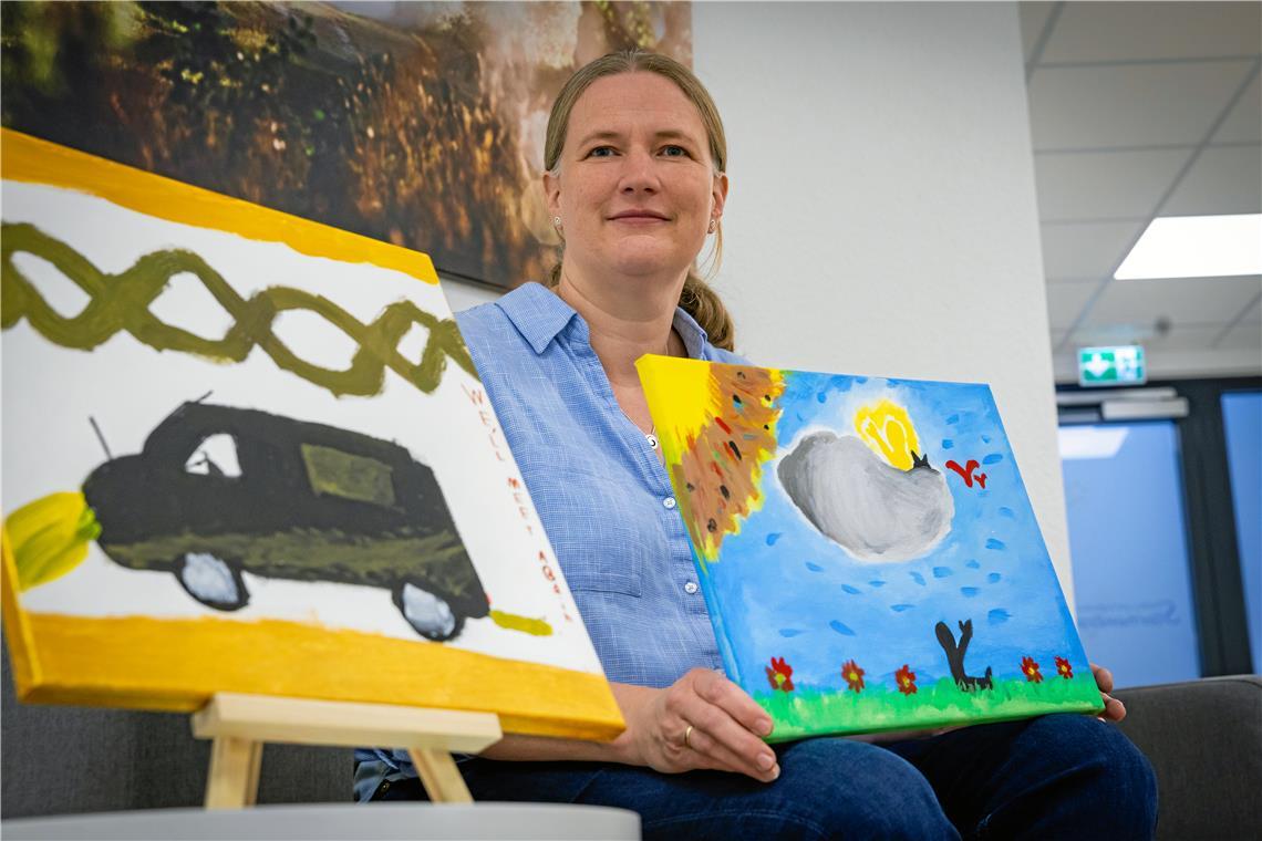 Der Kinder- und Jugendhospizdienst Sternentraum ist nach Unterweissach umgezogen In den Einzelbetreuungen und im jüngsten Workshop sind Bilder und Texte entstanden. Diese werden nun in der Ausstellung „Tot... und dann?“ präsentiert. Kirsten Allgayer zeigt zwei dieser Exponate. Foto: Alexander Becher