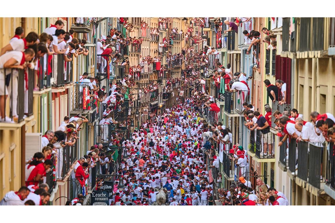 Fünf Verletzte bei Stierlauf in Pamplona In den engen, kurvigen Gassen kommt es oft zu Stürzen.