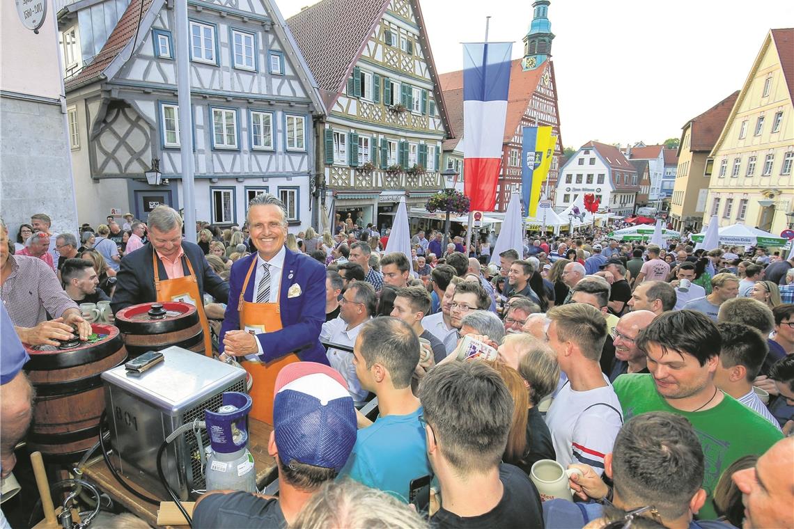 Vanessa Mai wird der Ball zugespielt In den ersten 49 Minuten des Backnanger Straßenfests gibt es Freibier: OB Frank Nopper am Zapfhahn, Erster Bürgermeister Siegfried Janocha assistiert ihm.Fotos: A. Becher