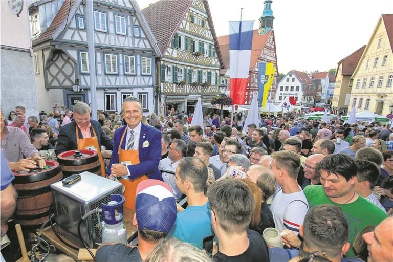 In den ersten 49 Minuten des Backnanger Straßenfests gibt es Freibier: OB Frank Nopper am Zapfhahn, Erster Bürgermeister Siegfried Janocha assistiert ihm.Fotos: A. Becher