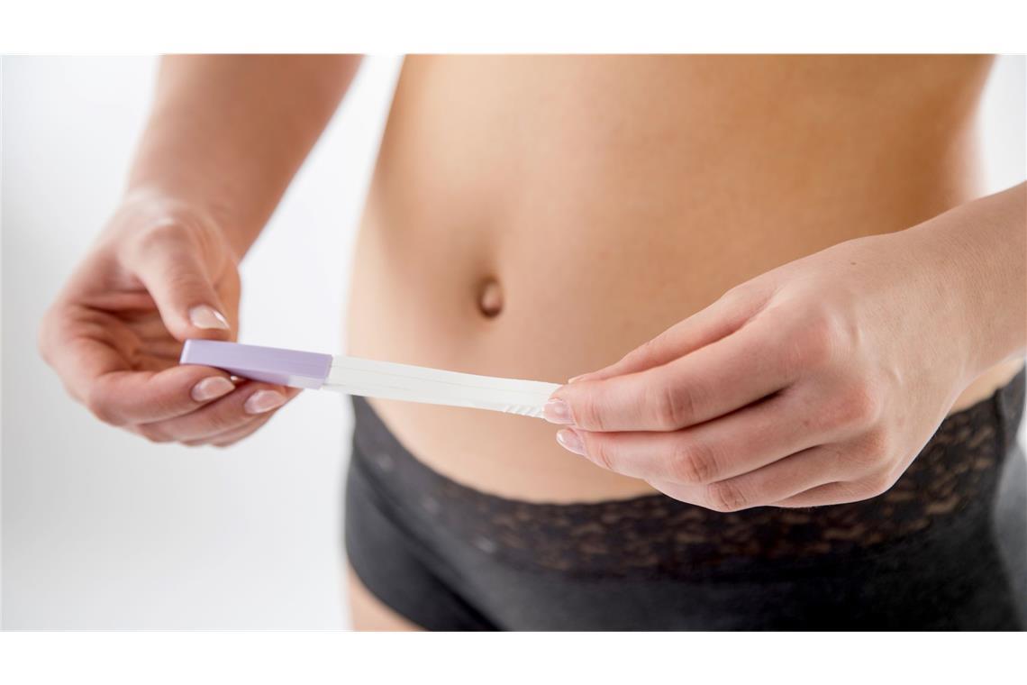 In den ersten drei Monaten einer Schwangerschaft kann eine Infektion mit Ringelröteln für das Ungeborene gefährlich werden.