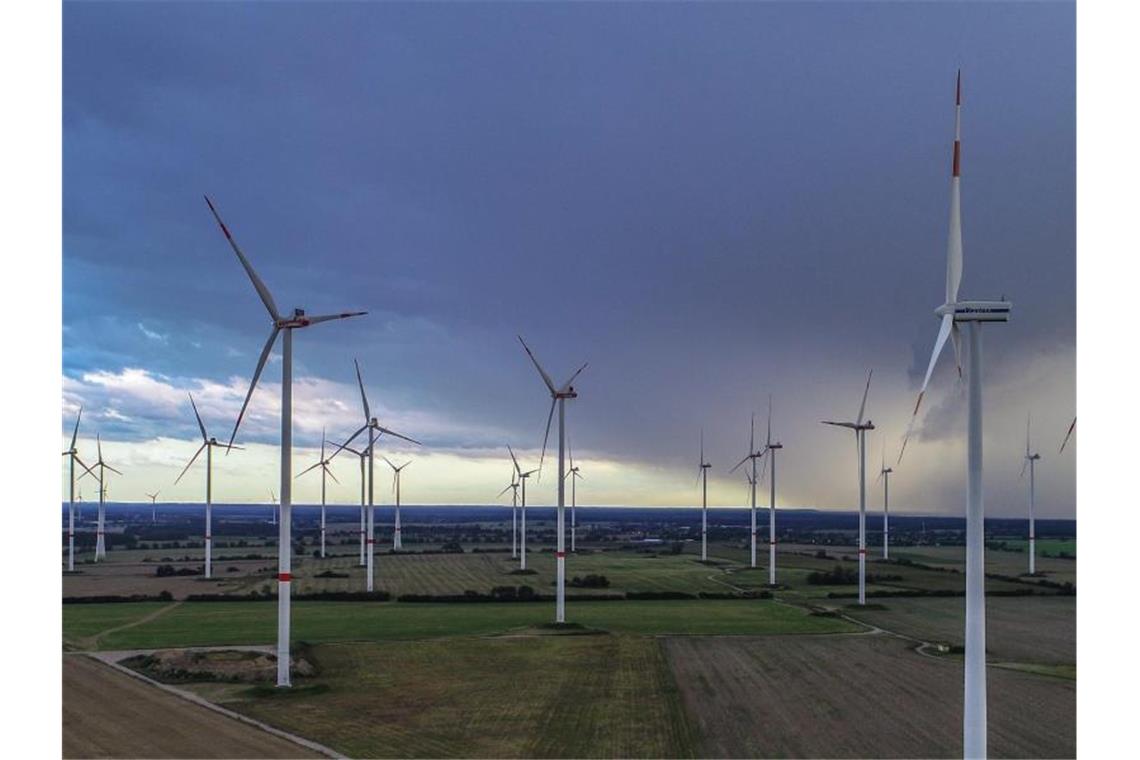 In den ersten neun Monaten dieses Jahres sind nach Zahlen der Fachagentur Windenergie erst 147 neue Windräder mit einer Gesamtleistung von rund 504 Megawatt ans Stromnetz angeschlossen worden. Foto: Patrick Pleul/zb/dpa