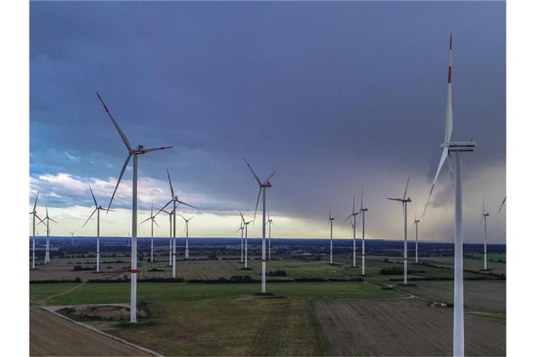 In den ersten neun Monaten dieses Jahres sind nach Zahlen der Fachagentur Windenergie erst 147 neue Windräder mit einer Gesamtleistung von rund 504 Megawatt ans Stromnetz angeschlossen worden. Foto: Patrick Pleul/zb/dpa