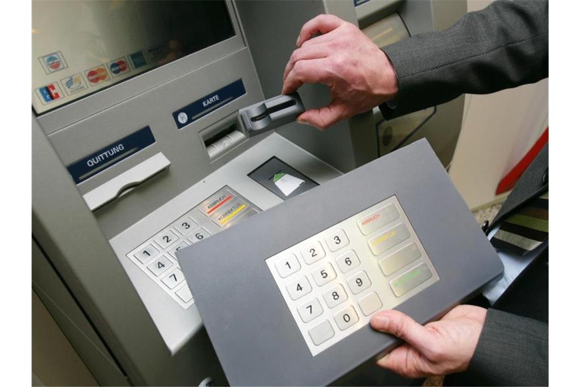 In den ersten sechs Monaten dieses Jahres haben Kriminelle 170-mal Geldautomaten in Deutschland manipuliert, um Kartendaten und Geheimnummer von Bankkunden auszuspähen. Foto: Thomas Frey