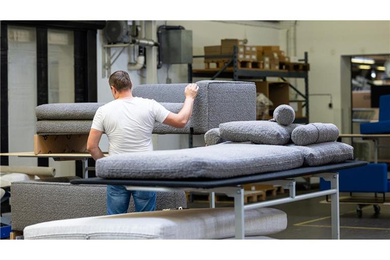 In den ersten sieben Monaten des Jahres haben Verbraucher aus Deutschland deutlich weniger Polstermöbel bestellt. (Archivbild)