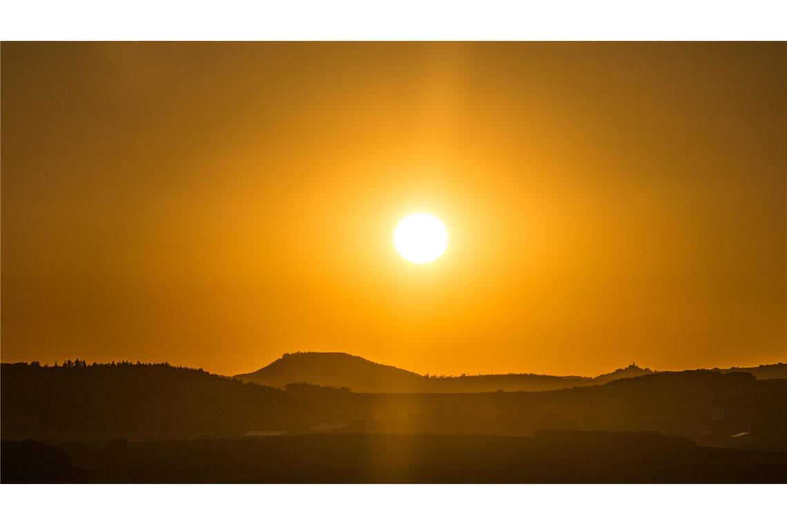 In den ersten Tagen grüßen von Ferne häufig der Gipfel des Ipf (Bildmitte) und das Schloss Baldern (Erhebung rechts).