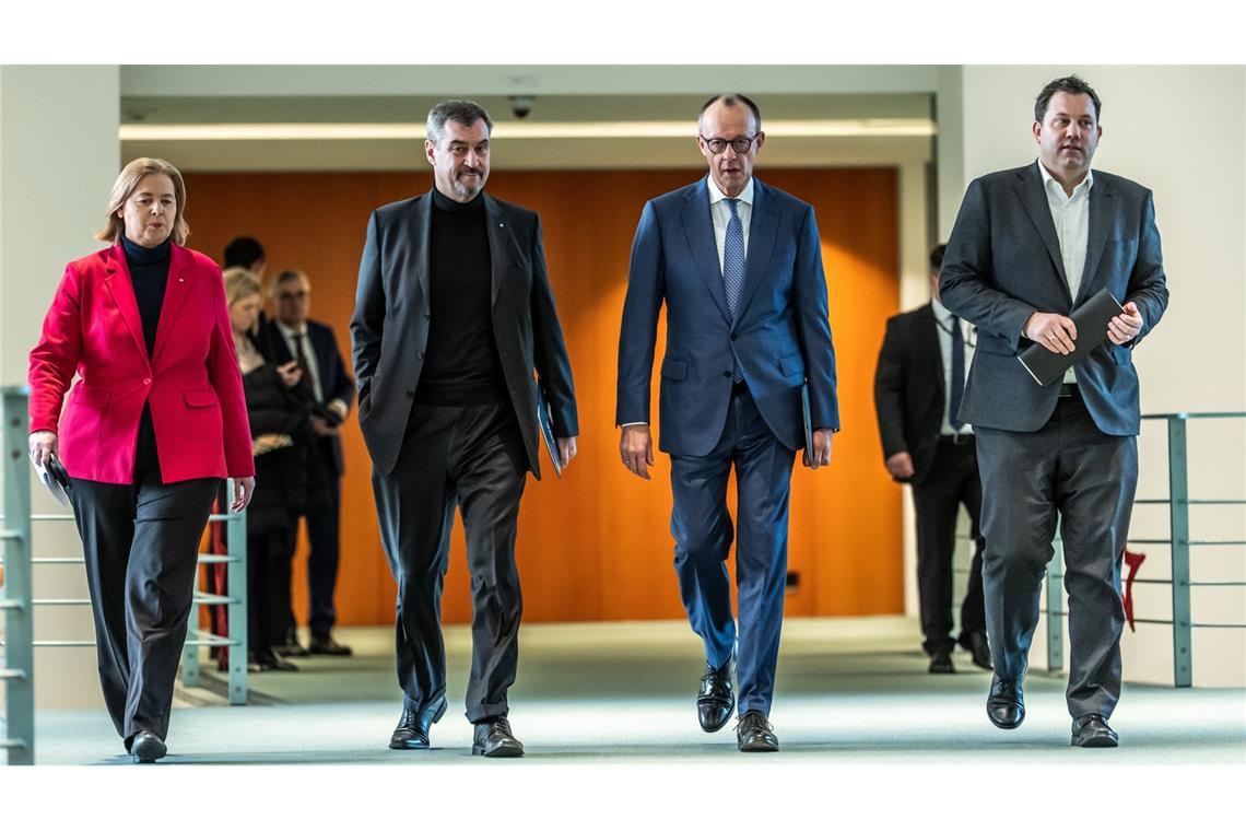 In den Händen dieses politischen Quartetts liegt die Zukunft der bundesdeutschen Demokratie: Bundeskanzler Friedrich Merz (2. v.re., CDU), Lars Klingbeil (re., SPD), Bundesminister der Finanzen, Bärbel Bas (SPD), Bundesministerin für Arbeit und Soziales, und Markus Söder (CSU), Ministerpräsident von Bayern und CSU-Vorsitzender.
