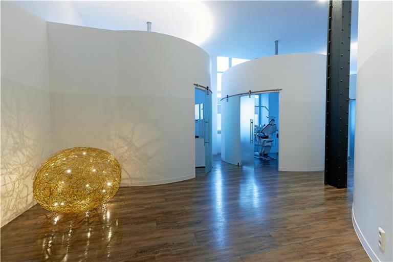 In den hellen und freundlichen Praxisräumen erinnern an verschiedenen Stellen massive Stahlsäulen an die frühere Nutzung des Gebäudes.