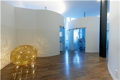 In den hellen und freundlichen Praxisräumen erinnern an verschiedenen Stellen massive Stahlsäulen an die frühere Nutzung des Gebäudes.