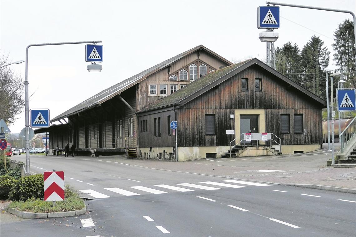 In den Herbstferien wird der Güterschuppen abgerissen und so Platz geschaffen für zentrale Elemente der künftigen Mobilitätsdrehscheibe wie etwa den neuen zentralen Omnibusbahnhof. Foto: P. Wolf