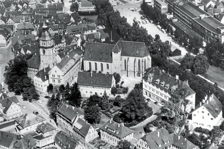 In den Kellern des Bandhauses – das Gebäude mit dem Jugendstilgiebel neben der Stiftskirche (Luftaufnahme aus 1955) – lagerten die Weinvorräte des Chorherrenstifts.