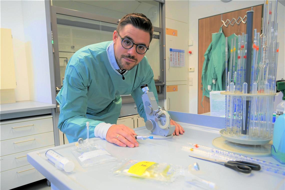 Klinikapotheke in Winnenden stellt hochwirksame Medikamente her In den Labors und Lagerräumen der Klinikapotheke laufen viele Aufgaben zusammen, die Leiter Stefan Günther im Team koordiniert. Prüfen und Kontrollieren gehören dazu. Foto: RMK