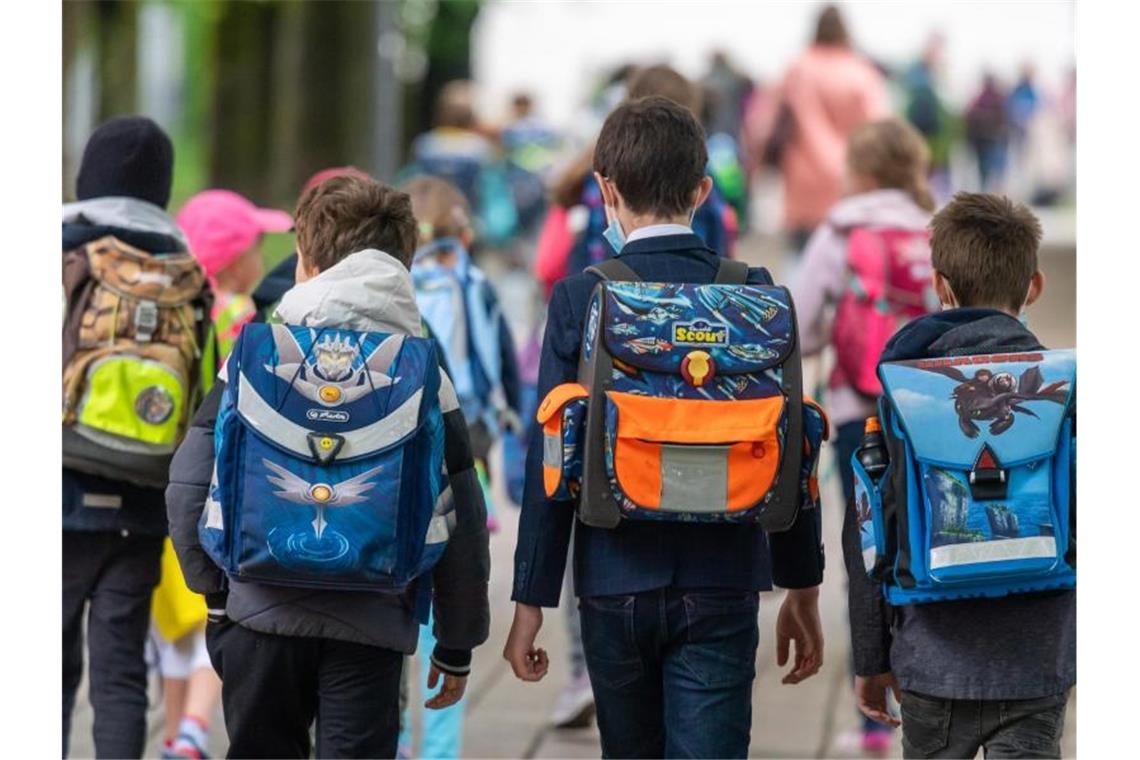 Pauken in der Pandemie: Schulstart in drei Bundesländern In den letzten Bundesländern haben die Ferien gerade begonnen, in den ersten gehen sie schon wieder zu Ende. Foto: Peter Kneffel/dpa