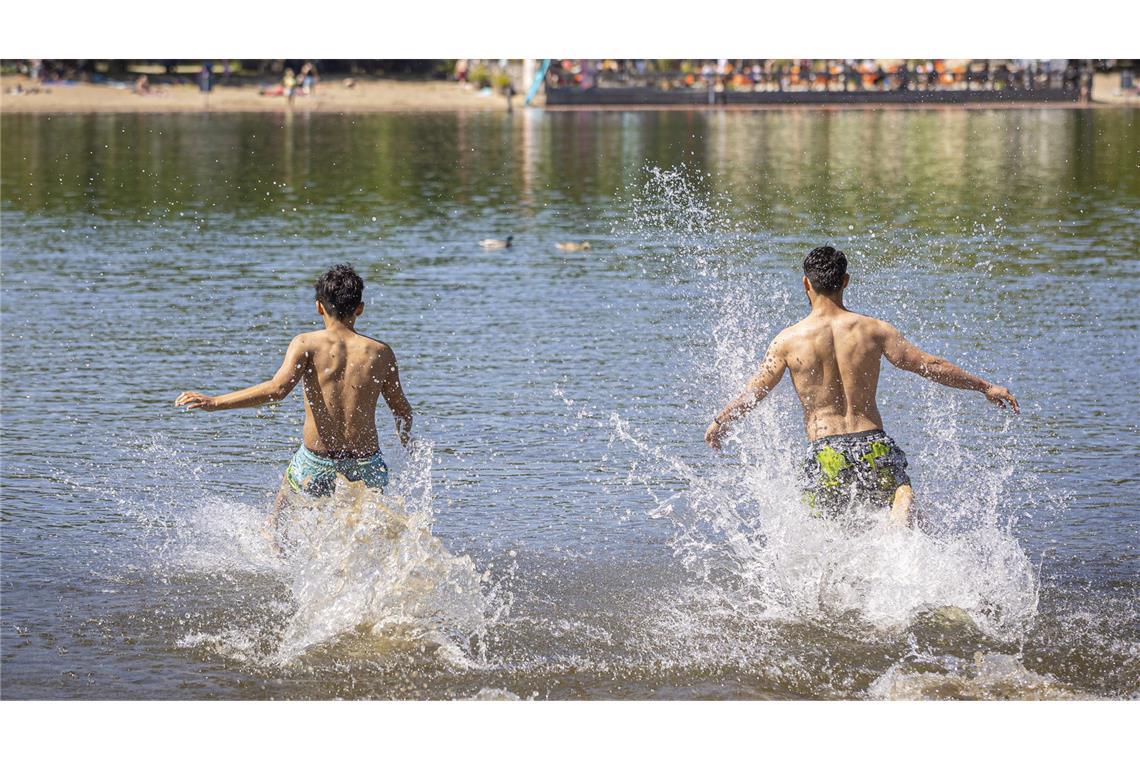 Neun von zehn deutschen Badestellen haben exzellente Wasserqualität In den meisten deutschen Badeseen kann man sich bedenkenlos abkühlen.