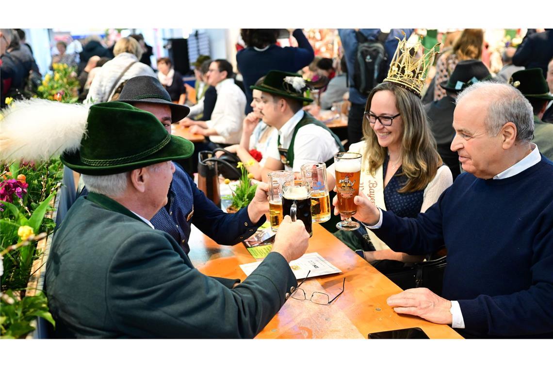 In den Messehallen gibt es Spezialitäten und Getränke.