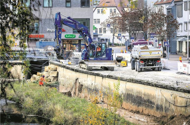 In den nächsten vier Monaten wird die Murrmauer weggebaggert und mit zwei Treppen ein Zugang zum Wasser geschaffen. Foto: A. Becher