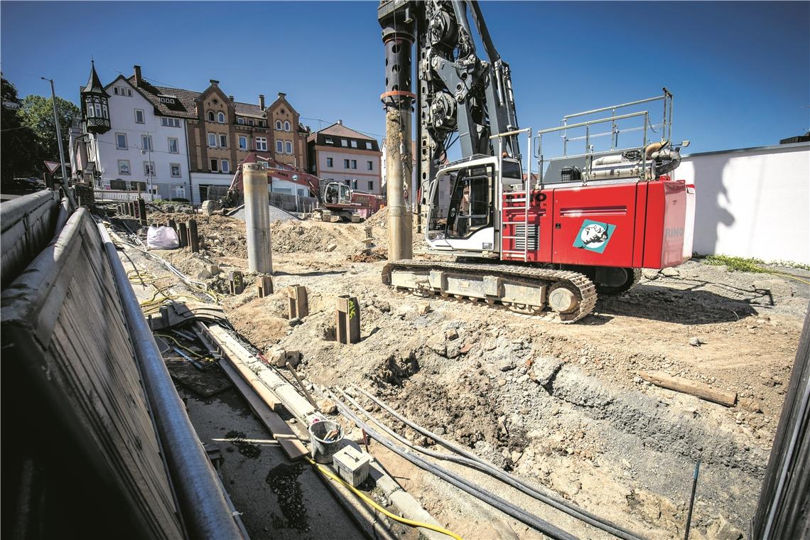 Spundwände sichern die Baugrube